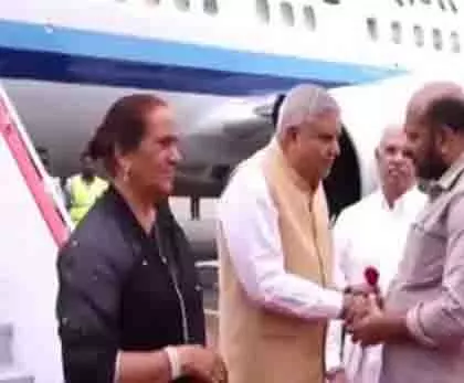 Kerala: उपराष्ट्रपति धनखड़ कोच्चि पहुंचे Kerala: उपराष्ट्रपति धनखड़ कोच्चि पहुंचे