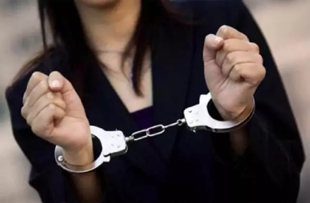 विदेशी शराब के साथ महिला तस्कर गिरफ्तार विदेशी शराब के साथ महिला तस्कर गिरफ्तार