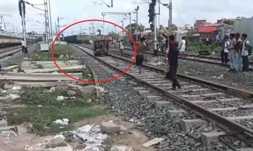 रेल पटरी को नशे में सड़क समझ बैठा ऑटो चालक, उसी में चलाने लगा फिर जो हुआ