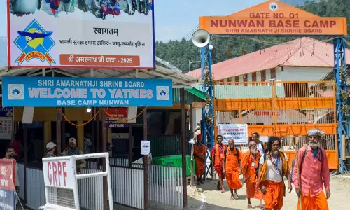 J&K: मंत्री जाविद डार ने नुनवान बेस कैंप का दौरा किया