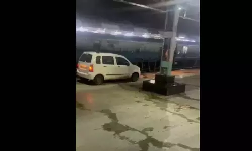 प्लेटफॉर्म में कार और स्कूटर की ड्राइव, RPF ने जांच शुरू की प्लेटफॉर्म में कार और स्कूटर की ड्राइव, RPF ने जांच शुरू की
