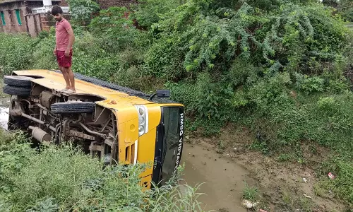 UP News: छात्रों से भरी बस सूखी नहर में पलटी, 10 घायल, 7 की हालत गंभीर
