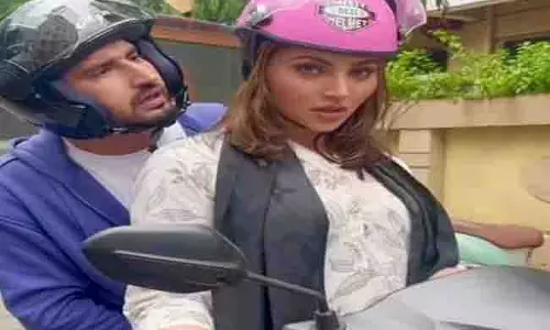 उर्वशी रौतेला Kasoor 2 की शूटिंग के दौरान जस्सी गिल के साथ डेम उर ग्र्र ट्रेंड में शामिल हुईं उर्वशी रौतेला Kasoor 2 की शूटिंग के दौरान जस्सी गिल के साथ डेम उर ग्र्र ट्रेंड में शामिल हुईं