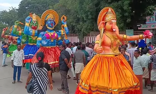 Kerala के भक्त जो पलानी में स्वामी की मूर्तियों के साथ गिरिवलम गए Kerala के भक्त जो पलानी में स्वामी की मूर्तियों के साथ गिरिवलम गए