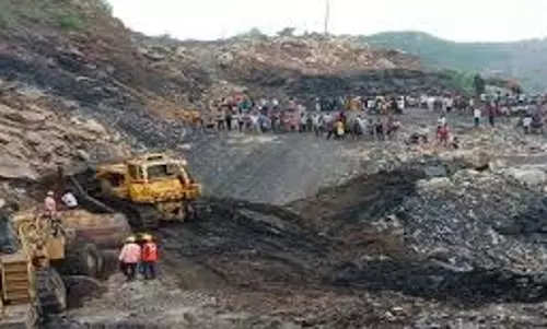 Bihar: कोयला खदान हादसे में मरने वालों की संख्या बढ़ी, 4 लोगों की गई जान Bihar: कोयला खदान हादसे में मरने वालों की संख्या बढ़ी, 4 लोगों की गई जान