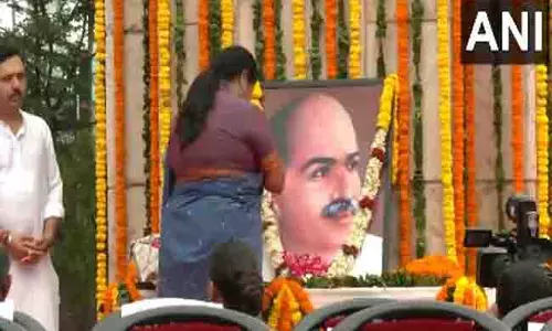 अश्विनी वैष्णव, वीरेंद्र सचदेवा, CM गुप्ता ने श्यामा प्रसाद मुखर्जी को पुष्पांजलि अर्पित की अश्विनी वैष्णव, वीरेंद्र सचदेवा, CM गुप्ता ने श्यामा प्रसाद मुखर्जी को पुष्पांजलि अर्पित की