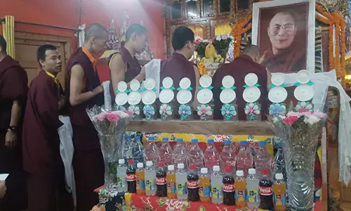 निर्वासित तिब्बती बौद्ध भिक्षुओं ने Dalai Lama के 90वें जन्मदिन के उपलक्ष्य में प्रार्थना की