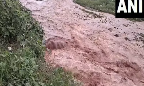 Rajouri में भारी बारिश के बाद धरहाली और सकतोह नदी का जलस्तर बढ़ा