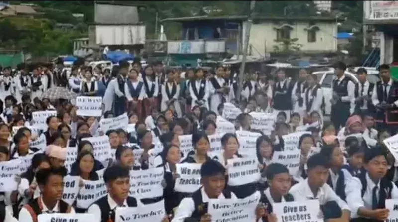 Arunachal: लोंगडिंग के छात्रों ने स्कूल में शिक्षकों की कमी के विरोध में प्रदर्शन किया Arunachal: लोंगडिंग के छात्रों ने स्कूल में शिक्षकों की कमी के विरोध में प्रदर्शन किया