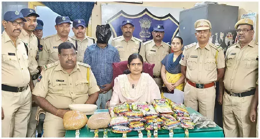 Telangana: गांजा चॉकलेट बेचने के आरोप में किराना स्टोर का मालिक गिरफ्तार