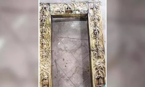 Karnataka: पेरदुर मंदिर में विजयनगर-युग की चौखट की खोज की Karnataka: पेरदुर मंदिर में विजयनगर-युग की चौखट की खोज की