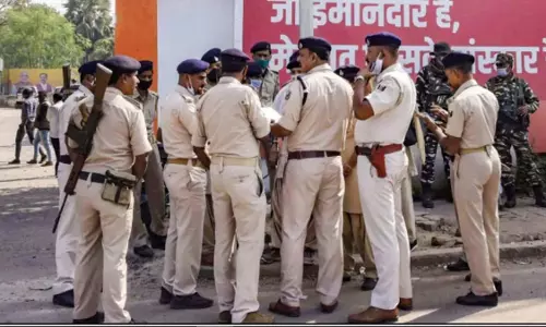Patna: मुहर्रम और सनातन महाकुंभ को लेकर 377 जगहों पर मजिस्ट्रेट तैनात Patna: मुहर्रम और सनातन महाकुंभ को लेकर 377 जगहों पर मजिस्ट्रेट तैनात