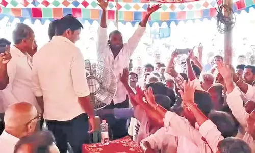 Andhra में दूसरे चरण के भूमि पूलिंग के खिलाफ रैयतों का विरोध प्रदर्शन Andhra में दूसरे चरण के भूमि पूलिंग के खिलाफ रैयतों का विरोध प्रदर्शन