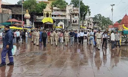 भगवान की पालकी के समुचित दर्शन सुनिश्चित करने के लिए उज्जैन कलेक्टर, SP ने सवारी मार्ग का निरीक्षण किया भगवान की पालकी के समुचित दर्शन सुनिश्चित करने के लिए उज्जैन कलेक्टर, SP ने सवारी मार्ग का निरीक्षण किया