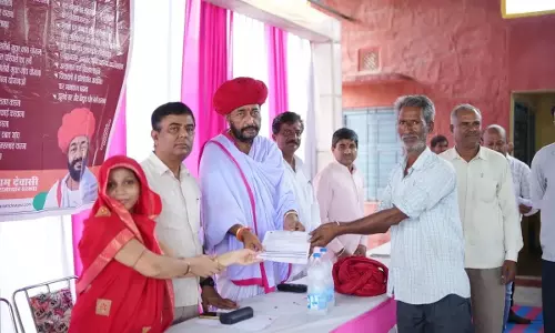 Jaipur : ग्रामीण मंत्री ने सिरोही में शिविरों का जायजा लिया, लाभार्थियों को मिले दस्तावेज Jaipur : ग्रामीण मंत्री ने सिरोही में शिविरों का जायजा लिया, लाभार्थियों को मिले दस्तावेज