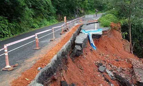 अनमोदा घाट पर भूस्खलन: राजमार्ग पर यातायात रुका