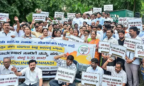 मेट्रो की येलो लाइन सेवा में देरी: कांग्रेस-भाजपा का विरोध