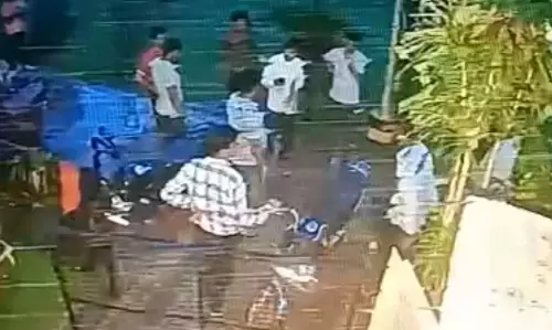 रायपुर : पड़ोसी को 3 युवकों ने पीटा, वारदात CCTV फुटेज में कैद रायपुर : पड़ोसी को 3 युवकों ने पीटा, वारदात CCTV फुटेज में कैद