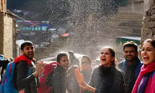 पीर की गली में अचानक हुई बारिश ने पर्यटकों को तरोताजा कर दिया