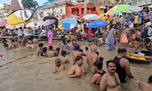 देवशयनी एकादशी: काशी में गंगा स्नान के लिए उमड़े श्रद्धालु, लगाई आस्था की डुबकी