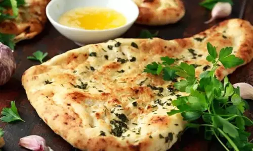 Garlic Naan Recipe:गार्लिक नान आपको पसंद है तो ट्राई करें यह 3 स्वादिष्ट
