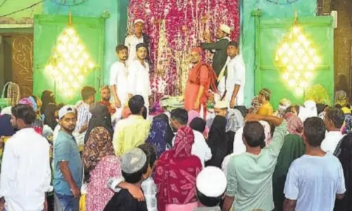 Bareilly: मुहर्रम पर इमामबाड़ों में दिखा श्रद्धा का सैलाब Bareilly: मुहर्रम पर इमामबाड़ों में दिखा श्रद्धा का सैलाब