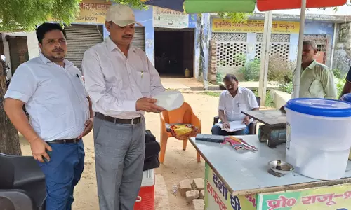 Farrukhabad: खाद्य सुरक्षा टीम की कार्रवाई, पनीर के नमूने जांच को भेजे Farrukhabad: खाद्य सुरक्षा टीम की कार्रवाई, पनीर के नमूने जांच को भेजे