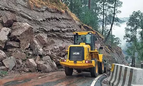 राजौरी, रियासी में भारी बारिश से भूस्खलन, कई महत्वपूर्ण सड़कें बंद