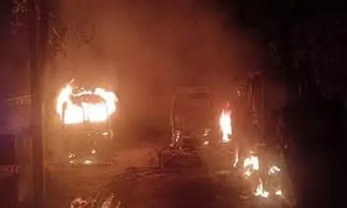 Latehar में उग्रवादियों का तांडव, हाइवा में आग, फायरिंग की खुली चुनौती Latehar में उग्रवादियों का तांडव, हाइवा में आग, फायरिंग की खुली चुनौती