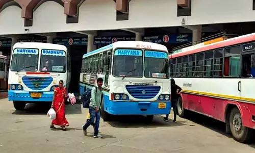 Faridabad: झगड़े के चलते स्टेशन पर हंगामा, यात्री फंसे