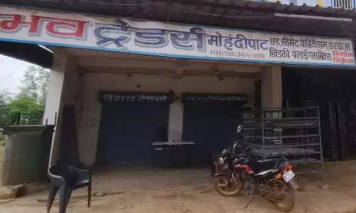 नकली सीमेंट बेचने की सूचना पर पुलिस ने मारी रेड, ट्रेडर्स संचालक गिरफ्तार नकली सीमेंट बेचने की सूचना पर पुलिस ने मारी रेड, ट्रेडर्स संचालक गिरफ्तार