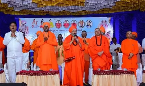 उच्च वर्ग संविधान को स्वीकार कर रहा है: Nijagunanand Swamiji उच्च वर्ग संविधान को स्वीकार कर रहा है: Nijagunanand Swamiji