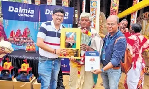 Odisha: डालमिया भारत ने चार रथ शिल्पियों को सम्मानित किया