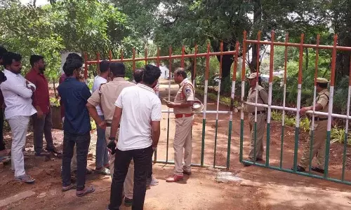 PJTAU परिसर में पेड़ों की कटाई के विरोध में छात्रों का विरोध प्रदर्शन जारी PJTAU परिसर में पेड़ों की कटाई के विरोध में छात्रों का विरोध प्रदर्शन जारी