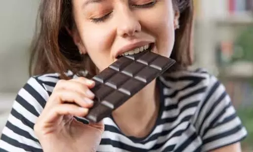 डाइट में रहते हुए भी डार्क चॉकलेट खाएं, बस अपनाएं ये 4 ट्रिक्स डाइट में रहते हुए भी डार्क चॉकलेट खाएं, बस अपनाएं ये 4 ट्रिक्स