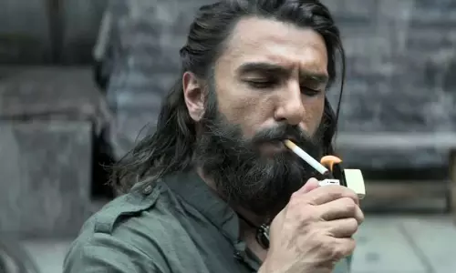 आदित्य धर निर्देशित फिल्म में Ranveer Singh का सीधा-सादा लुक आदित्य धर निर्देशित फिल्म में Ranveer Singh का सीधा-सादा लुक
