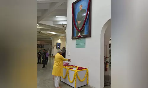 Gujarat CM ने श्यामा प्रसाद मुखर्जी की जयंती पर उन्हें पुष्पांजलि अर्पित की