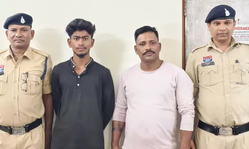 स्कूटी की तलाशी लेने पर शराब जब्त, दो गिरफ्तार स्कूटी की तलाशी लेने पर शराब जब्त, दो गिरफ्तार