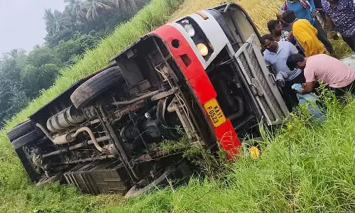 Mandya : बस पलटने से 45 यात्री घायल Mandya : बस पलटने से 45 यात्री घायल