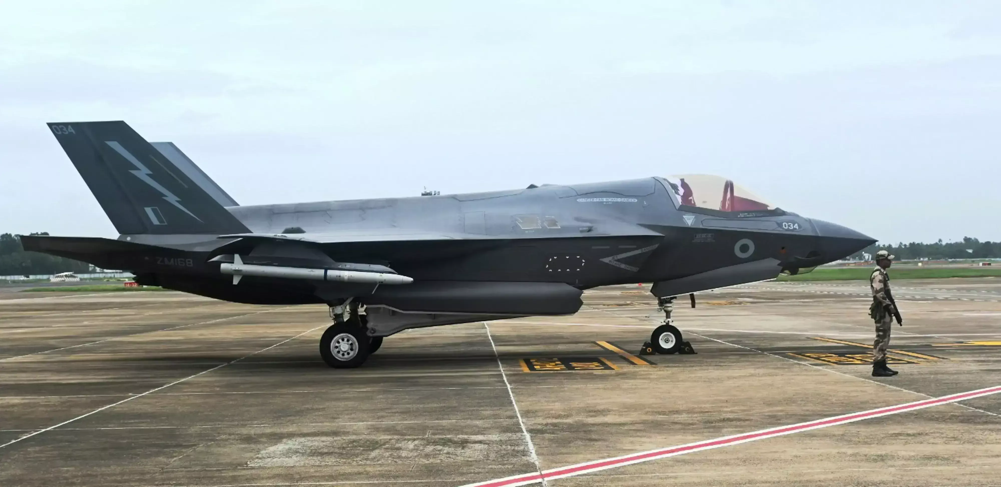 जमीन पर खड़े F-35 जेट का आकलन करने के लिए टीम के साथ Kerala पहुंचा जमीन पर खड़े F-35 जेट का आकलन करने के लिए टीम के साथ Kerala पहुंचा