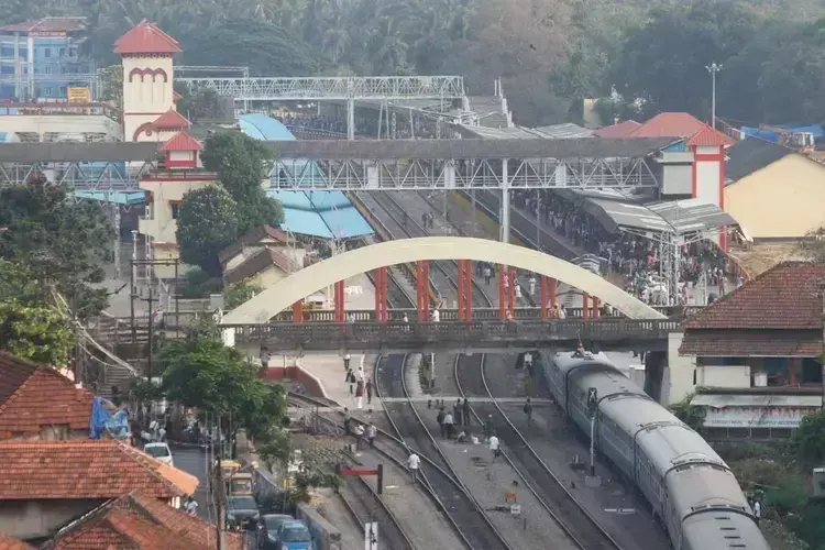 Kerala में रेलवे फ्लाईओवर का काम धीमा 137 में से सिर्फ 20 परियोजनाएं ही चल रही Kerala में रेलवे फ्लाईओवर का काम धीमा 137 में से सिर्फ 20 परियोजनाएं ही चल रही