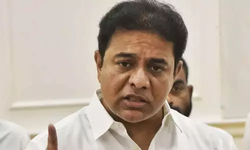 KTR ने किसानों पर रेवंत रेड्डी की बहस की चुनौती स्वीकार की KTR ने किसानों पर रेवंत रेड्डी की बहस की चुनौती स्वीकार की