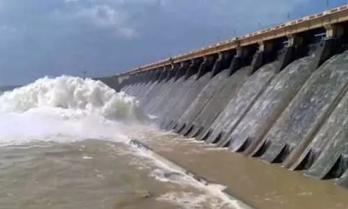 हीराकुंड बांध से भारी बारिश के बाद पहला बाढ़ पानी छोड़ा गया हीराकुंड बांध से भारी बारिश के बाद पहला बाढ़ पानी छोड़ा गया