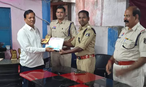 मेधावी छात्रों, स्वास्थ्यकर्मियों, कोटवारों और पुलिस मित्रों का सम्मान मेधावी छात्रों, स्वास्थ्यकर्मियों, कोटवारों और पुलिस मित्रों का सम्मान
