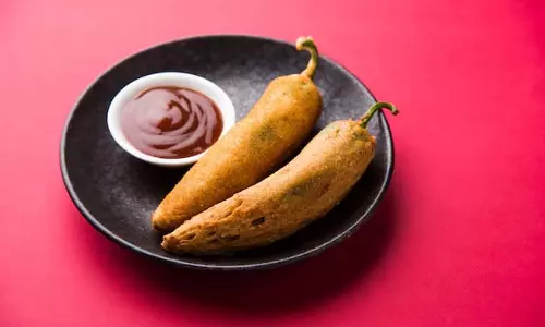 बारिश में चाय के साथ ट्राई करें भरवां मिर्च के क्रंची पकौड़े बारिश में चाय के साथ ट्राई करें भरवां मिर्च के क्रंची पकौड़े