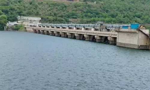 Andhra : श्रीशैलम जलाशय में बाढ़ का प्रवाह बढ़ रहा है