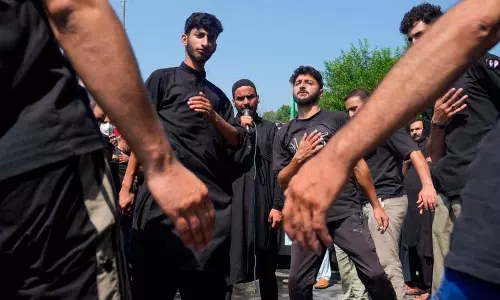 Srinagar में मुहर्रम जुलूस के उल्लंघन पर पुलिस ने कानूनी कार्रवाई शुरू की Srinagar में मुहर्रम जुलूस के उल्लंघन पर पुलिस ने कानूनी कार्रवाई शुरू की