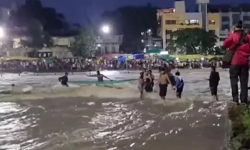 नासिक बाढ़ बचाव की भयावह तस्वीर कैमरे में कैद: 30 मिनट तक गोदावरी नदी के उफान में फंसा रहा युवक नासिक बाढ़ बचाव की भयावह तस्वीर कैमरे में कैद: 30 मिनट तक गोदावरी नदी के उफान में फंसा रहा युवक