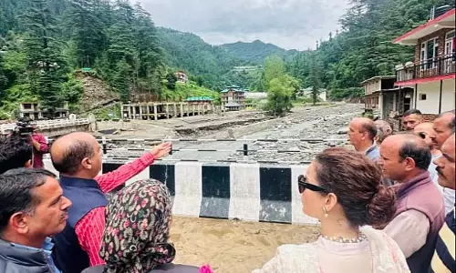 बादल फटने से हुई तबाही: सांसद कंगना रनौत ने खुद किया प्रभावित मंडी का निरीक्षण