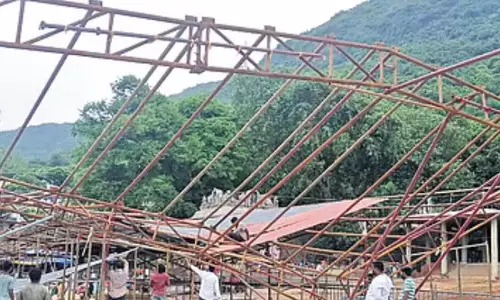 Andhra: सिंहाचलम मंदिर में शेड ढह गया
